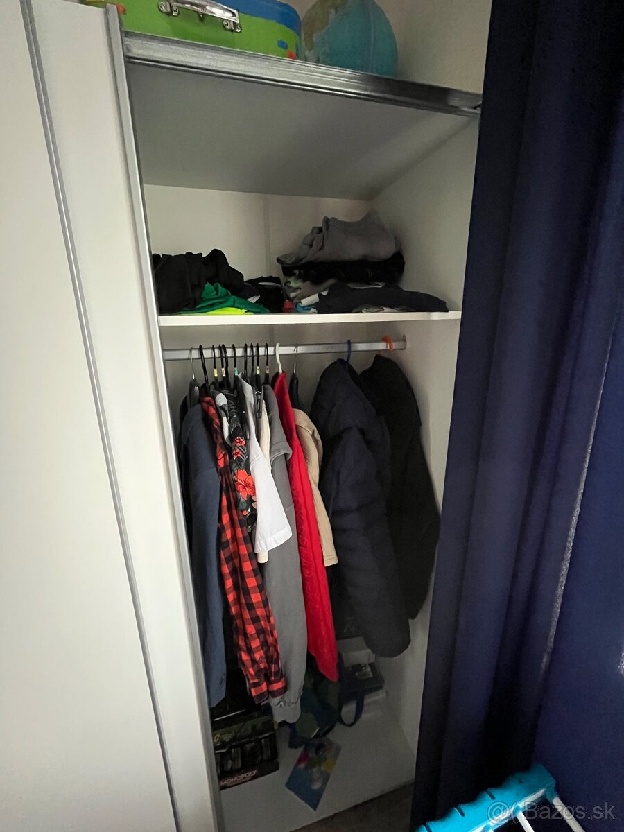 Skriňa s posúvanímy dverami