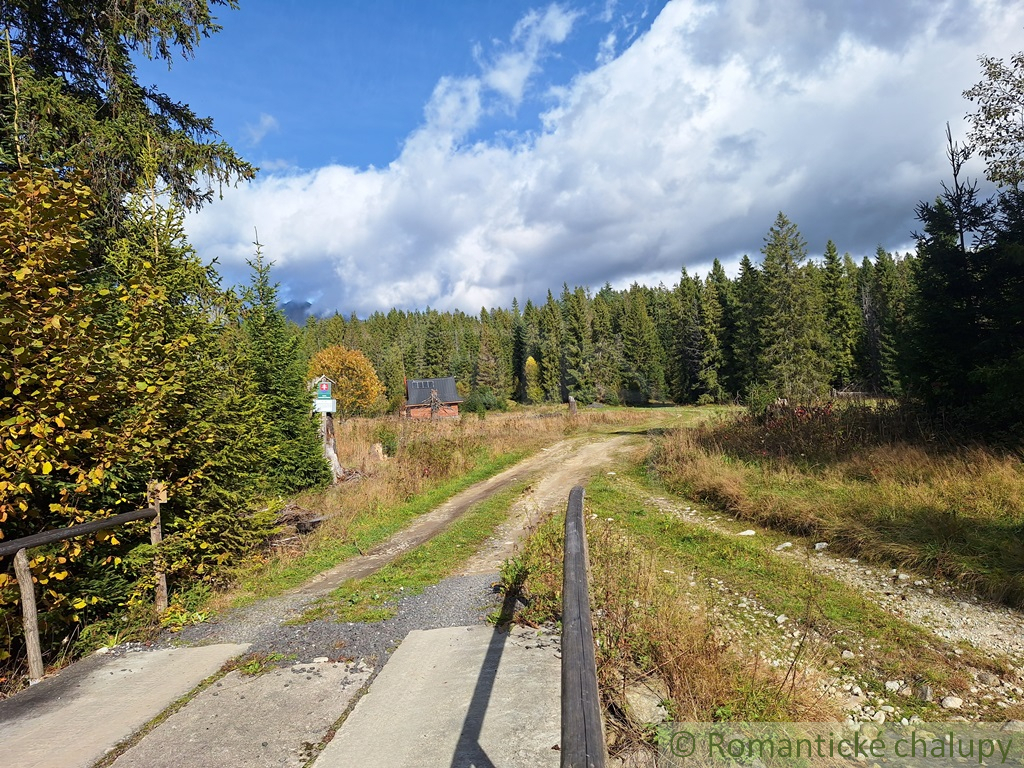 Slnečný rekreačný pozemok v lese pod Vysokými Tatrami v lo