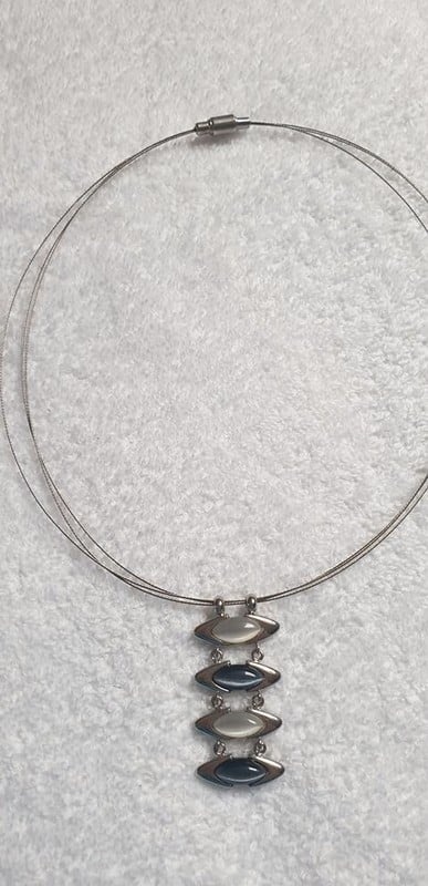 Choker s visiacim príveskom