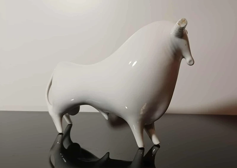 Porcelánový zberateľský býk Royal Dux Brusel