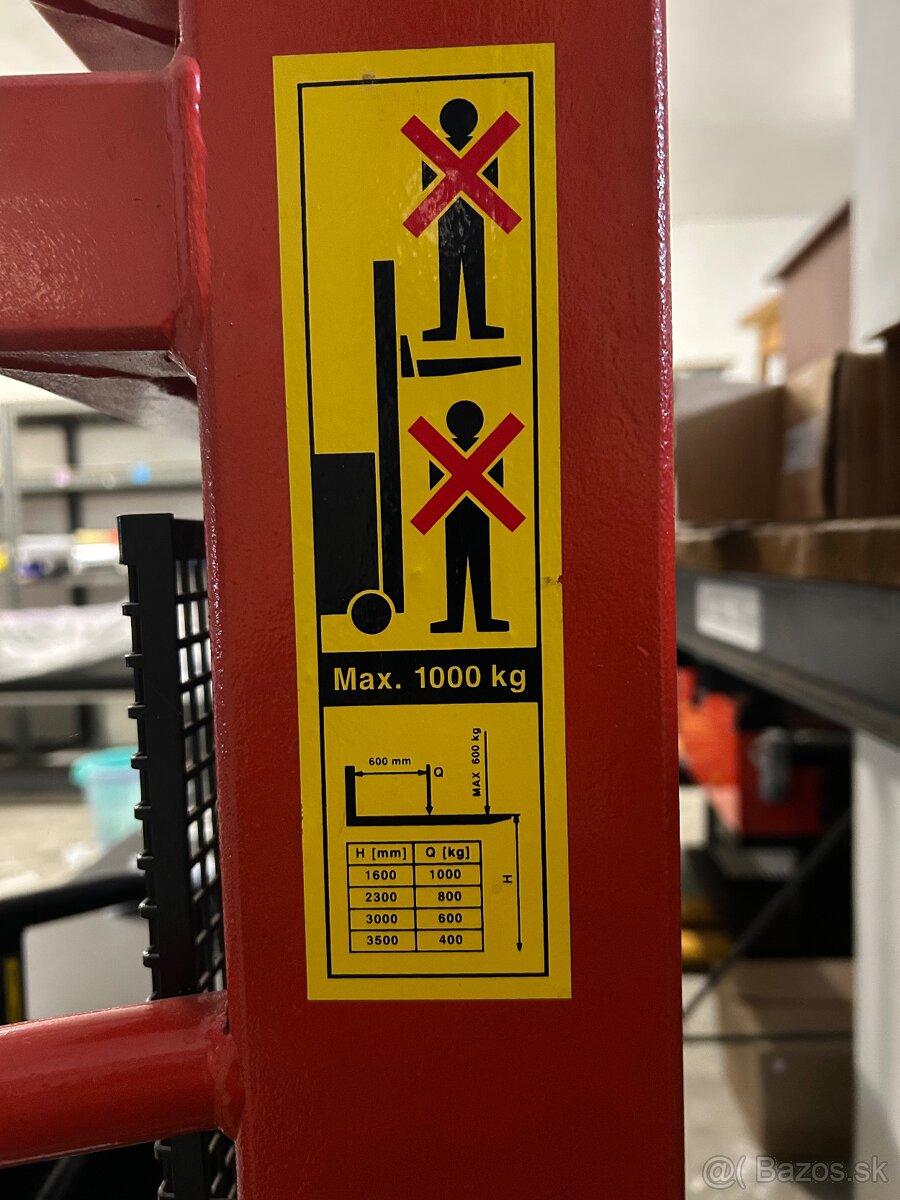 Vysokozdvižný vozík so zabudovanou nabíjačkou