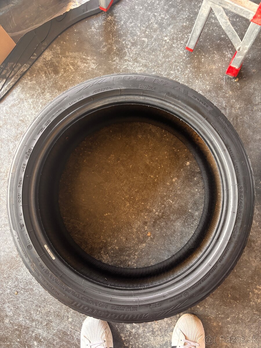 Predam 1ks pneumatiky 235/40 r19