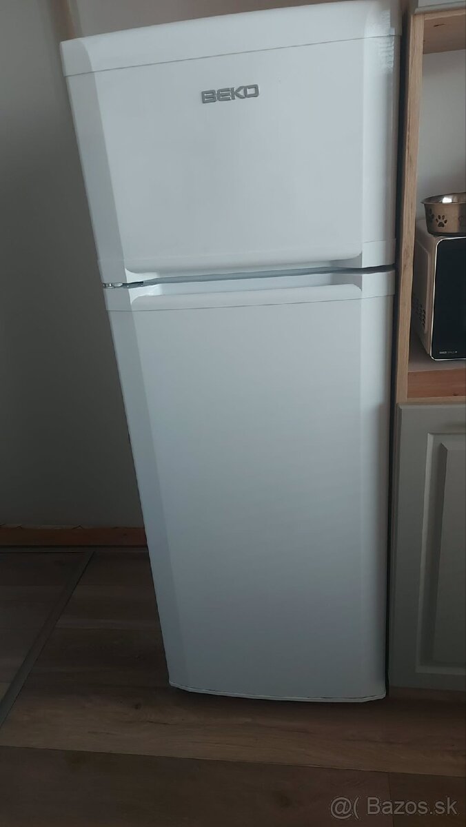 beko chladnička s mrazničkou hore
