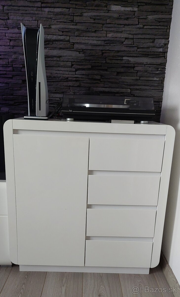 Komoda v bielom lesku