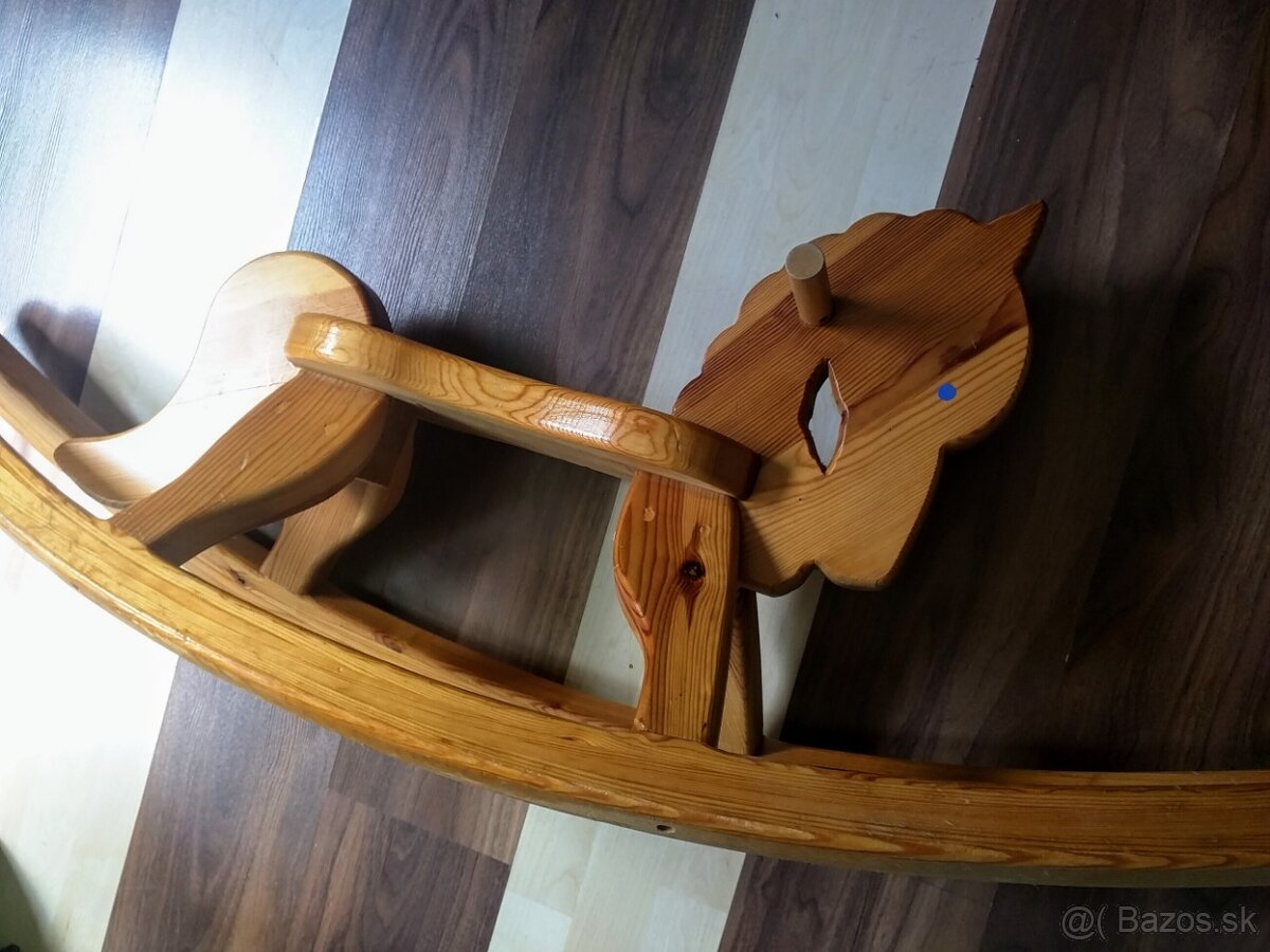 Masivny dreveny hojdaci konik, predlzeny