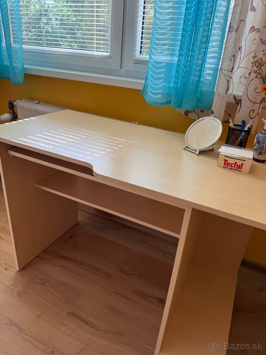 Písací stôl v super stave