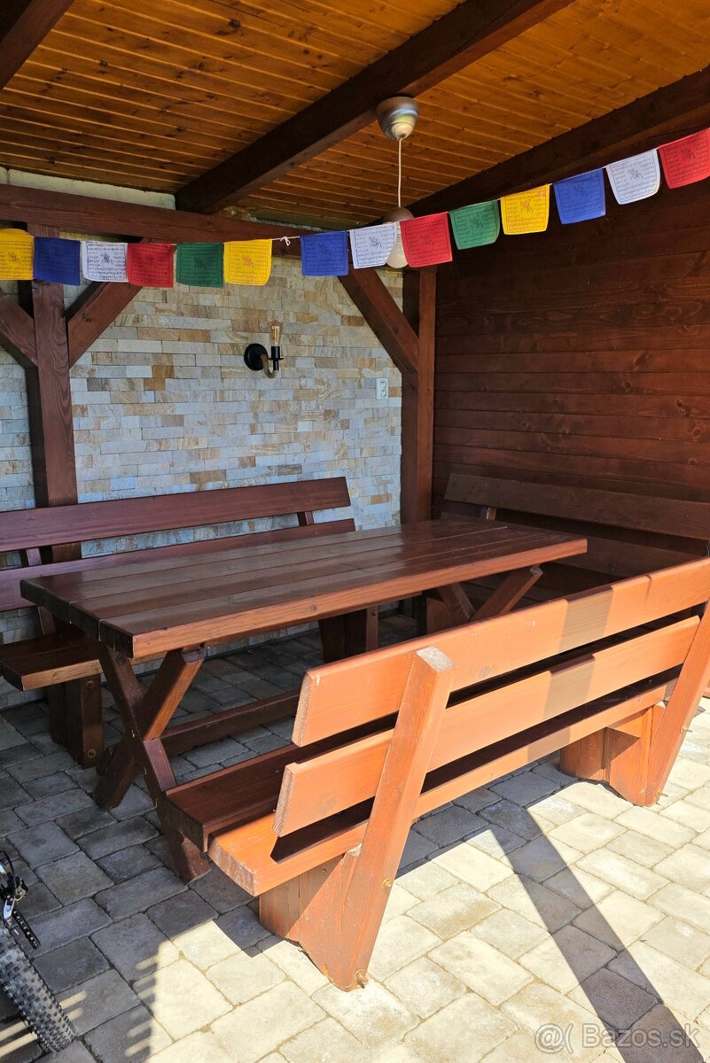 Masivny zahradny nabytok, stol a lavice