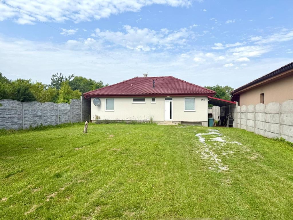 -Moderný 4-izbový bungalov s veľkým pozemkom len 10 minút od