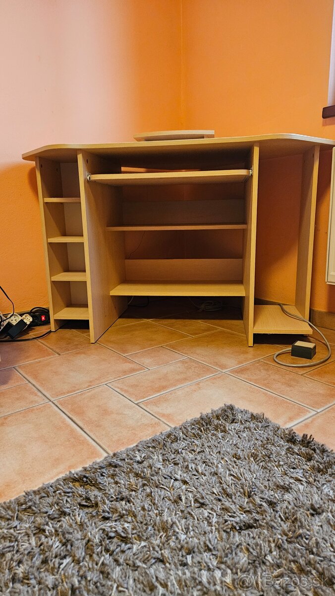 Rohový PC stôl