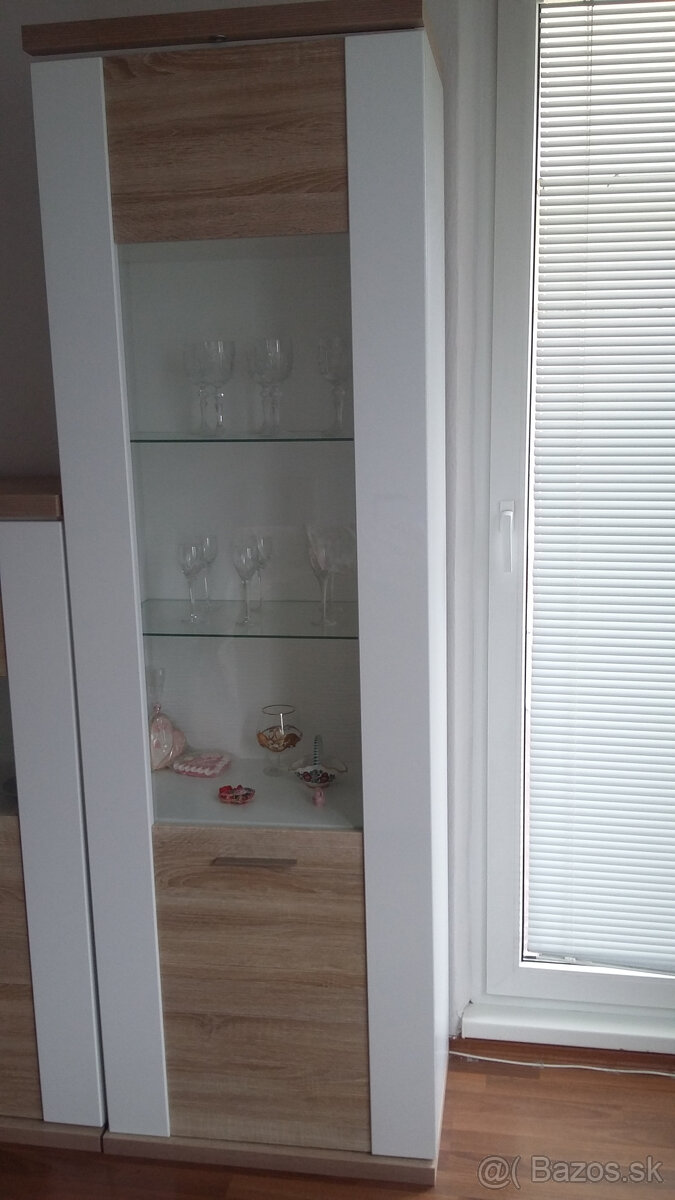 predáme modernú vitrínu z decodomu