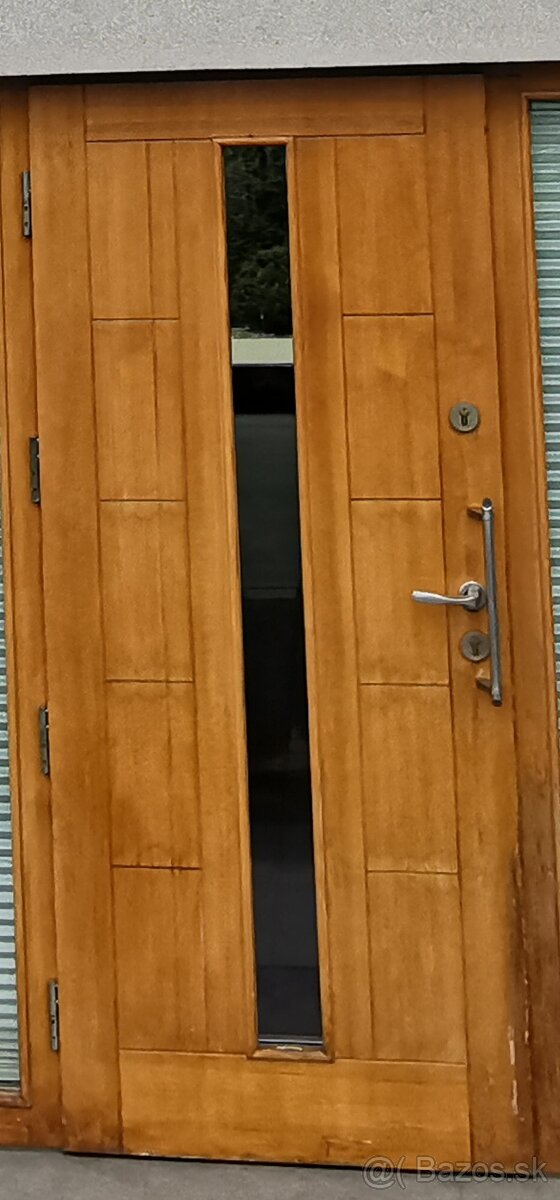 Drevene pevné vonkajšie dvere z masivu.