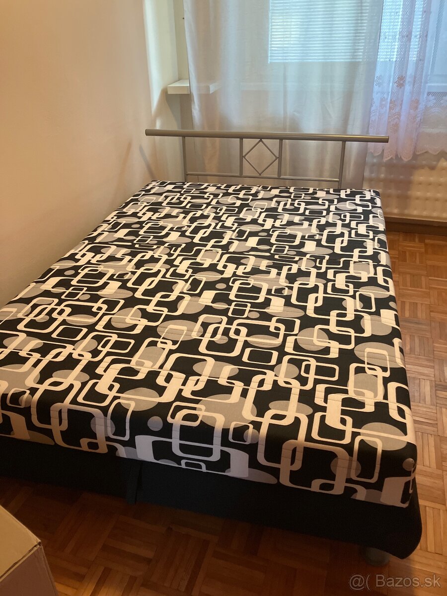 Posteľ s úložným priestorom