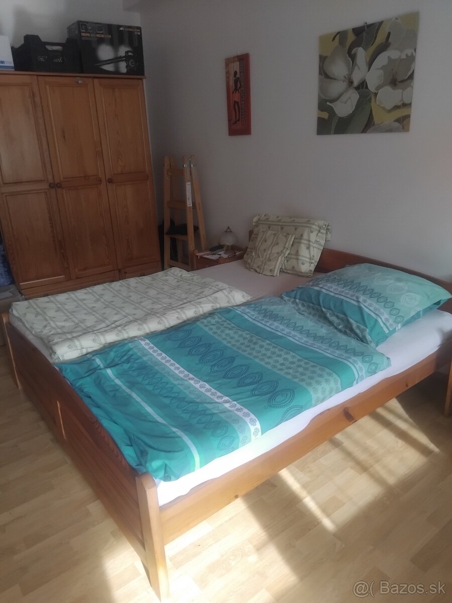 Spálňa z borovicového dreva
