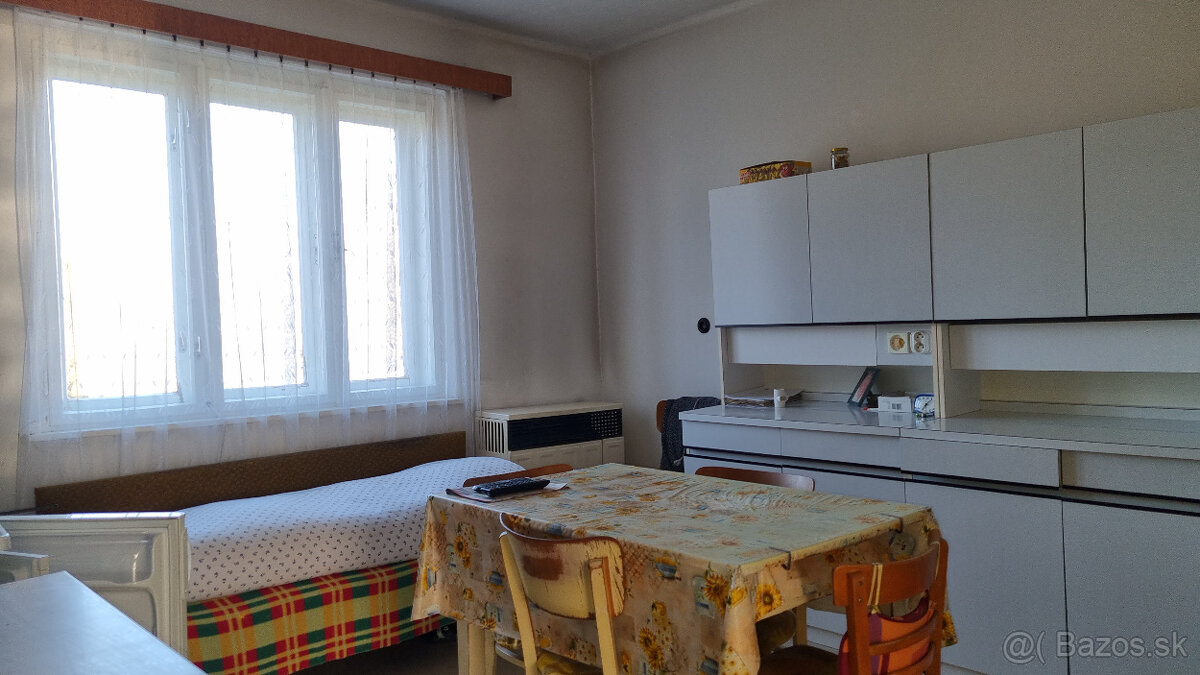 RODINNÝ DOM, GARÁŽ a POZEMOK 765 m2 +1310 m2 MODROVKA NMNV