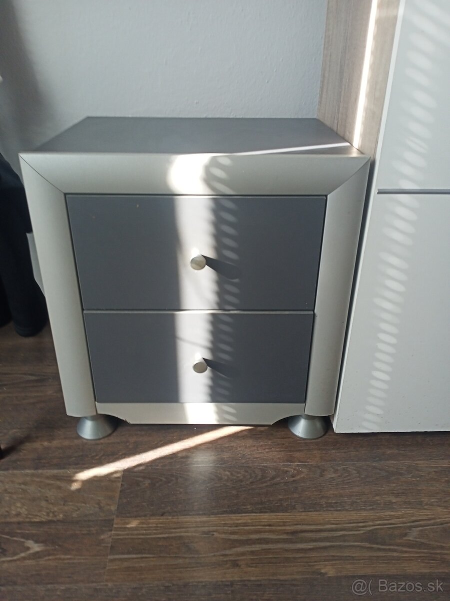 Stolik 50 cm s 2 šuflíkmi na nožičkách