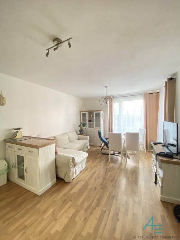 Bezbariérový,  2.izbový byt s predzáhradkou a garážovým stát