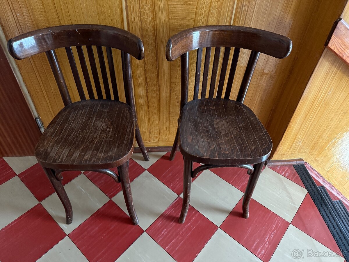 Drevene stolicky a obyvacka