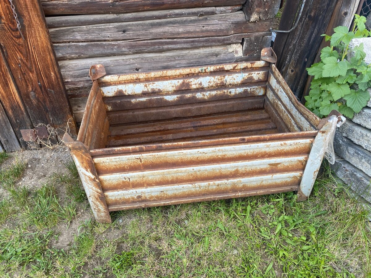 Železná debna s úchytmy na žeriav