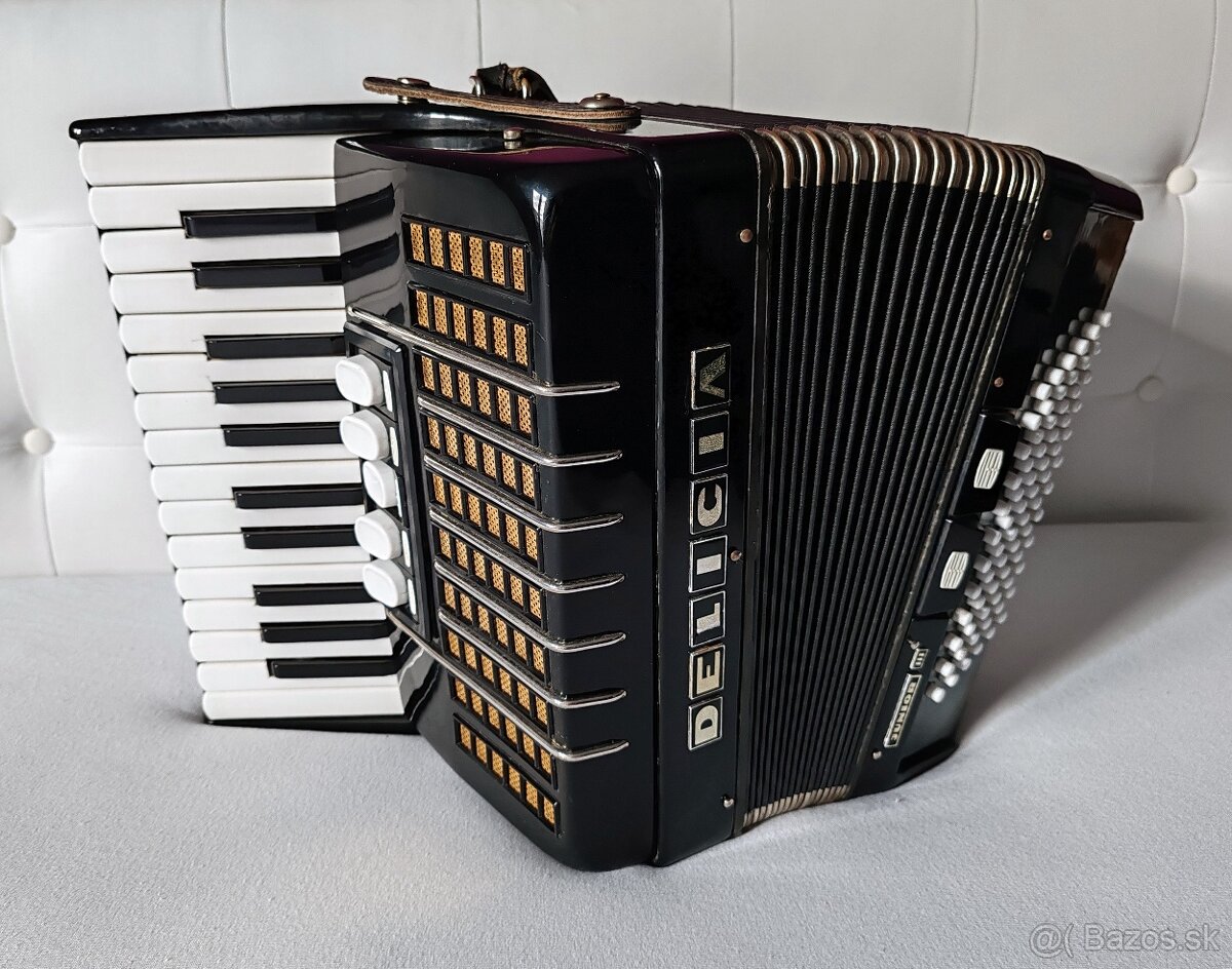 Predam akordeon Delicia Junior 72 bas.