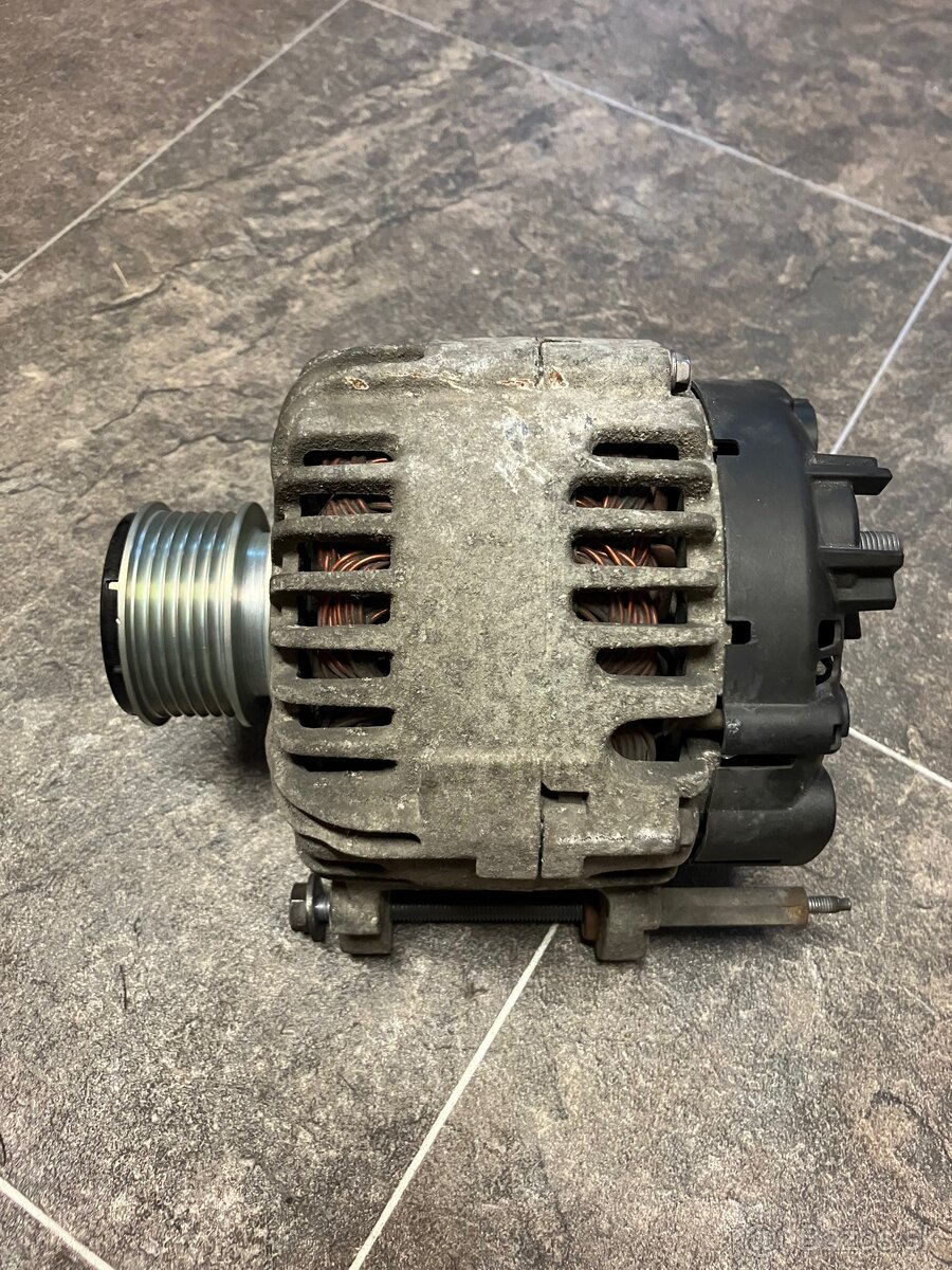 06F 903 023 C alternátor VW