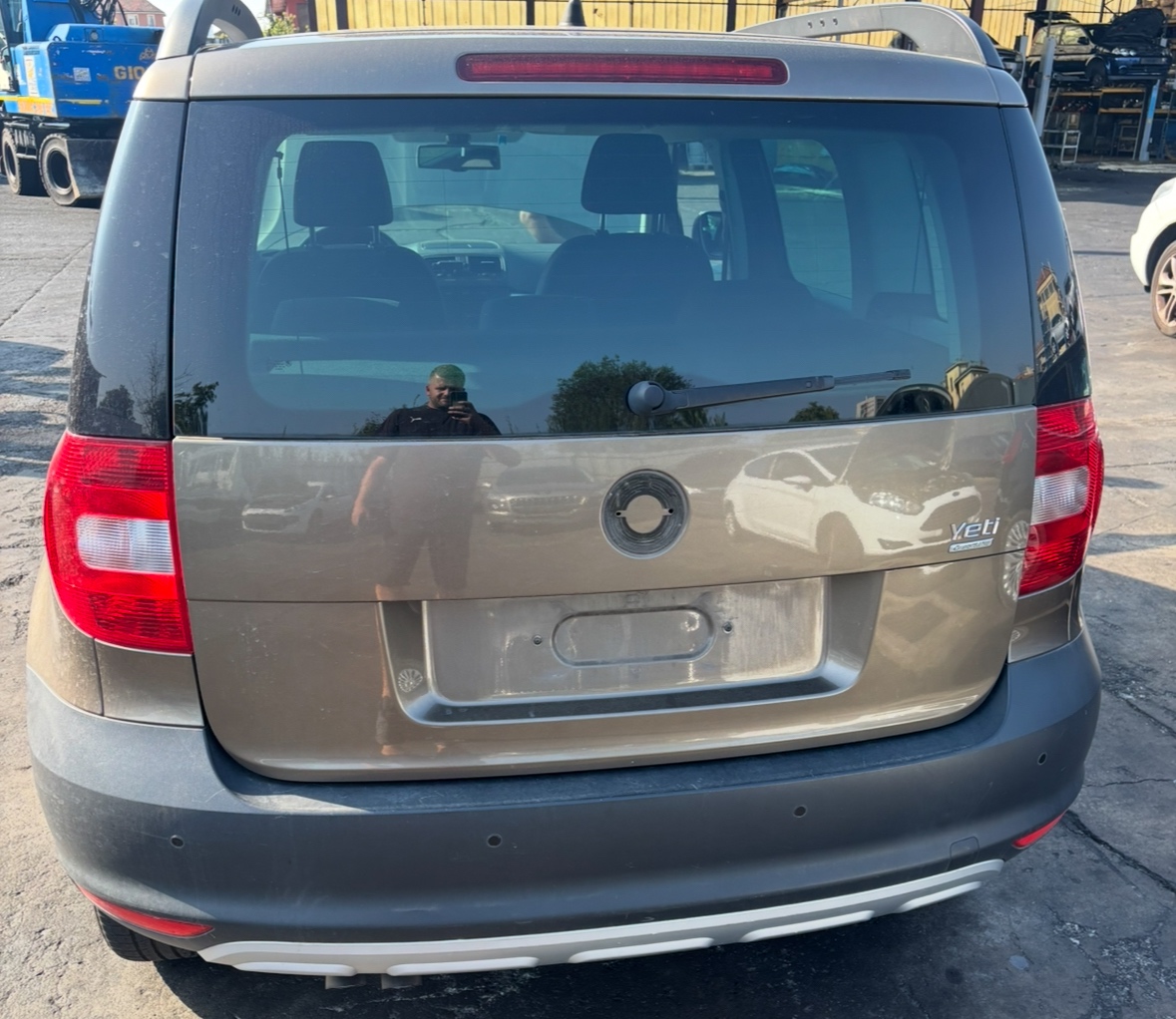 SKODA YETI DVERE PIATE DVERE ZADNY NARAZNIK SVETLO ZADNE