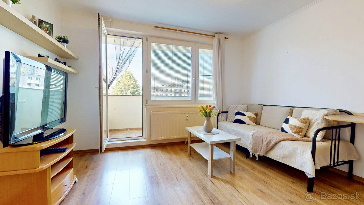 Garsónka s veľkou loggiou, Beňadická