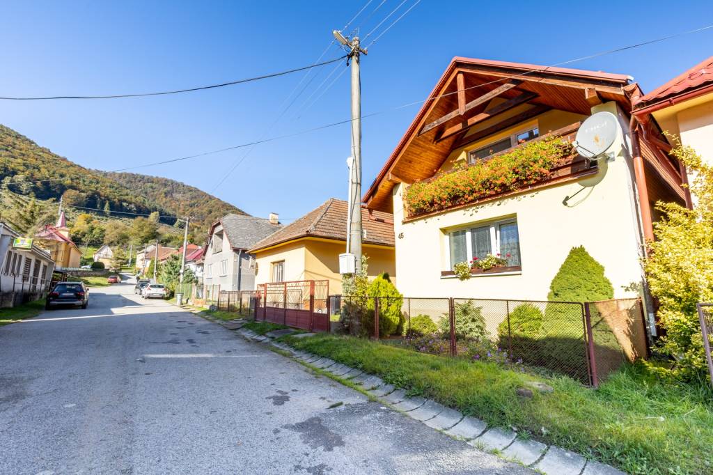 NA PREDAJ rod.dom so spoločným predným dvorom, vo Veľkej Lod