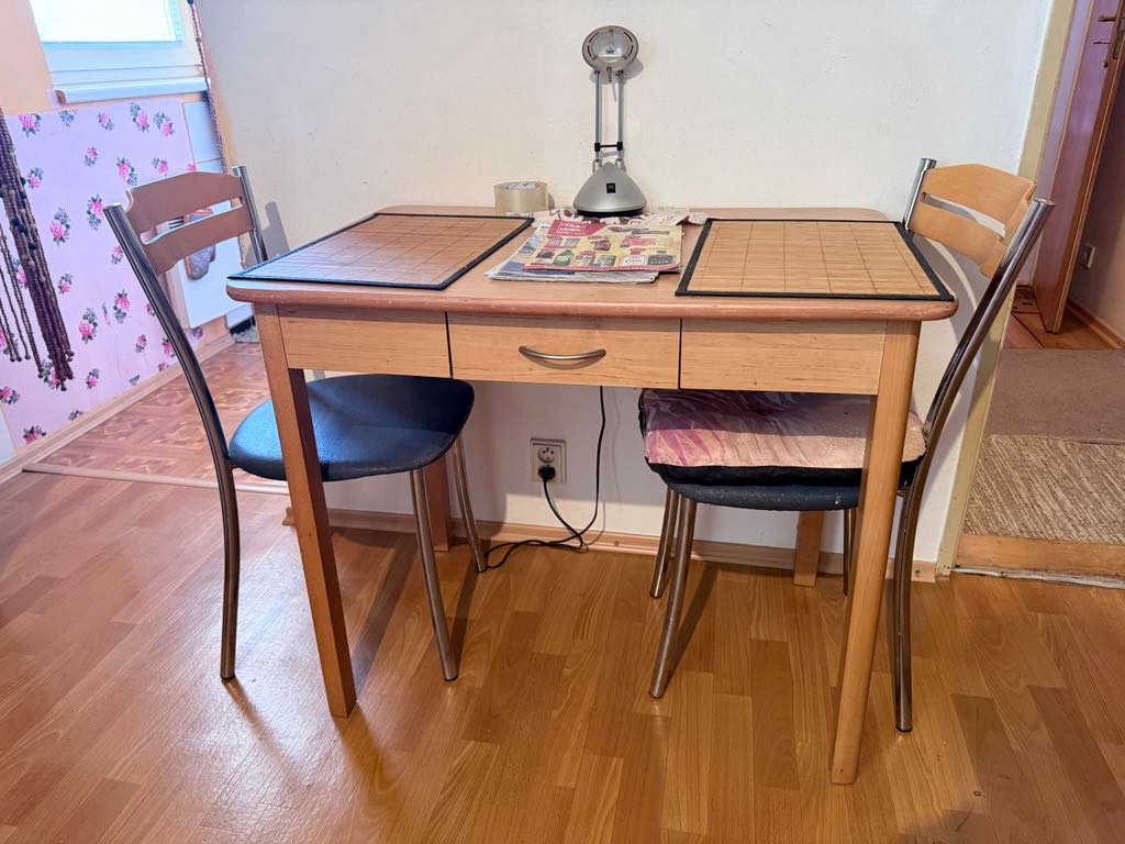 Jedalensky stol so šuplíkom + 2 stoličky