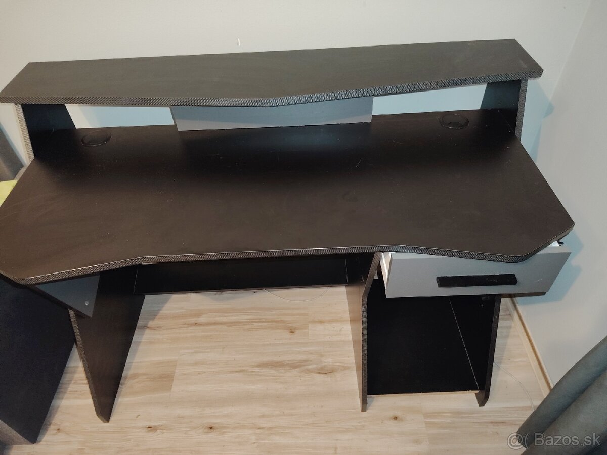 Herný Pc stolík