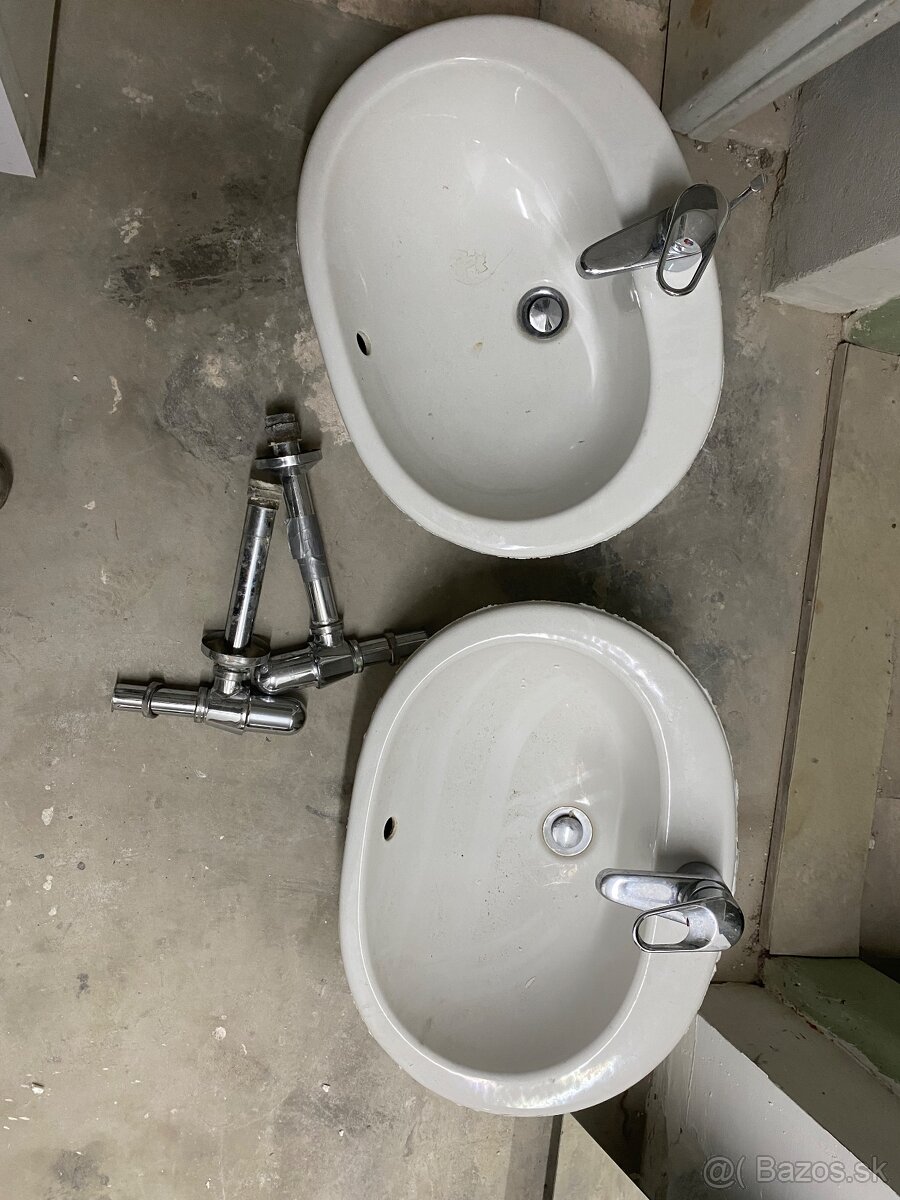 2× umývadlo s batériou a odtokom