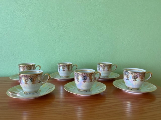 Sada keramických šálků s podšálky