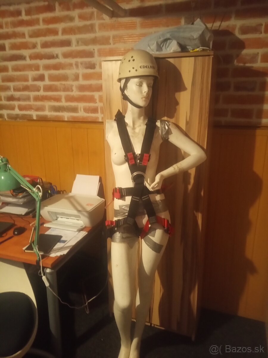 celotelový postroj