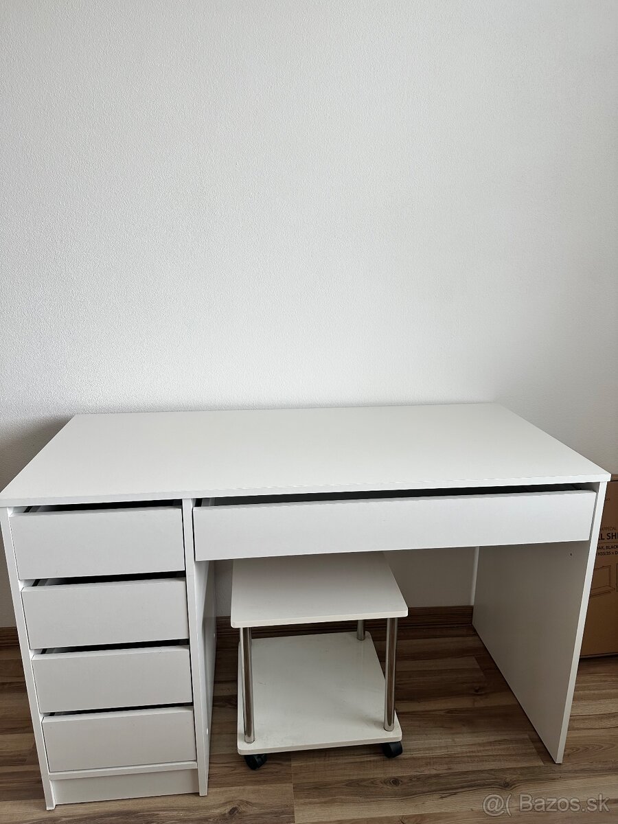 Písaci stôl