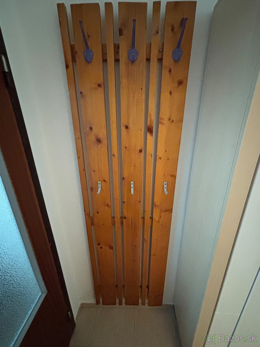 Nástenný vešiak