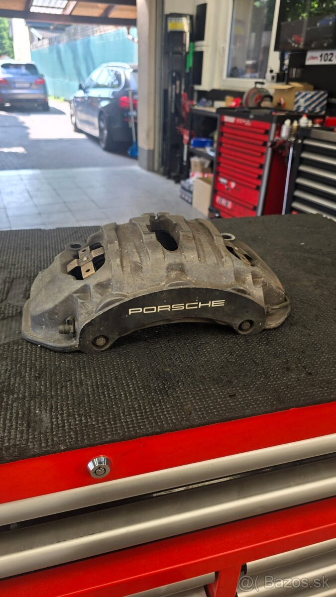 Porsche brzdový strmen