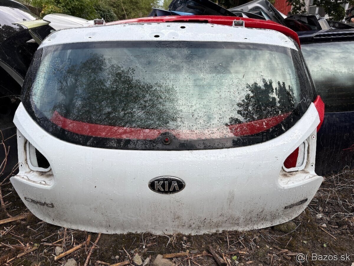 Kufor piate dvere Kia Ceed II HB kufrove dvere