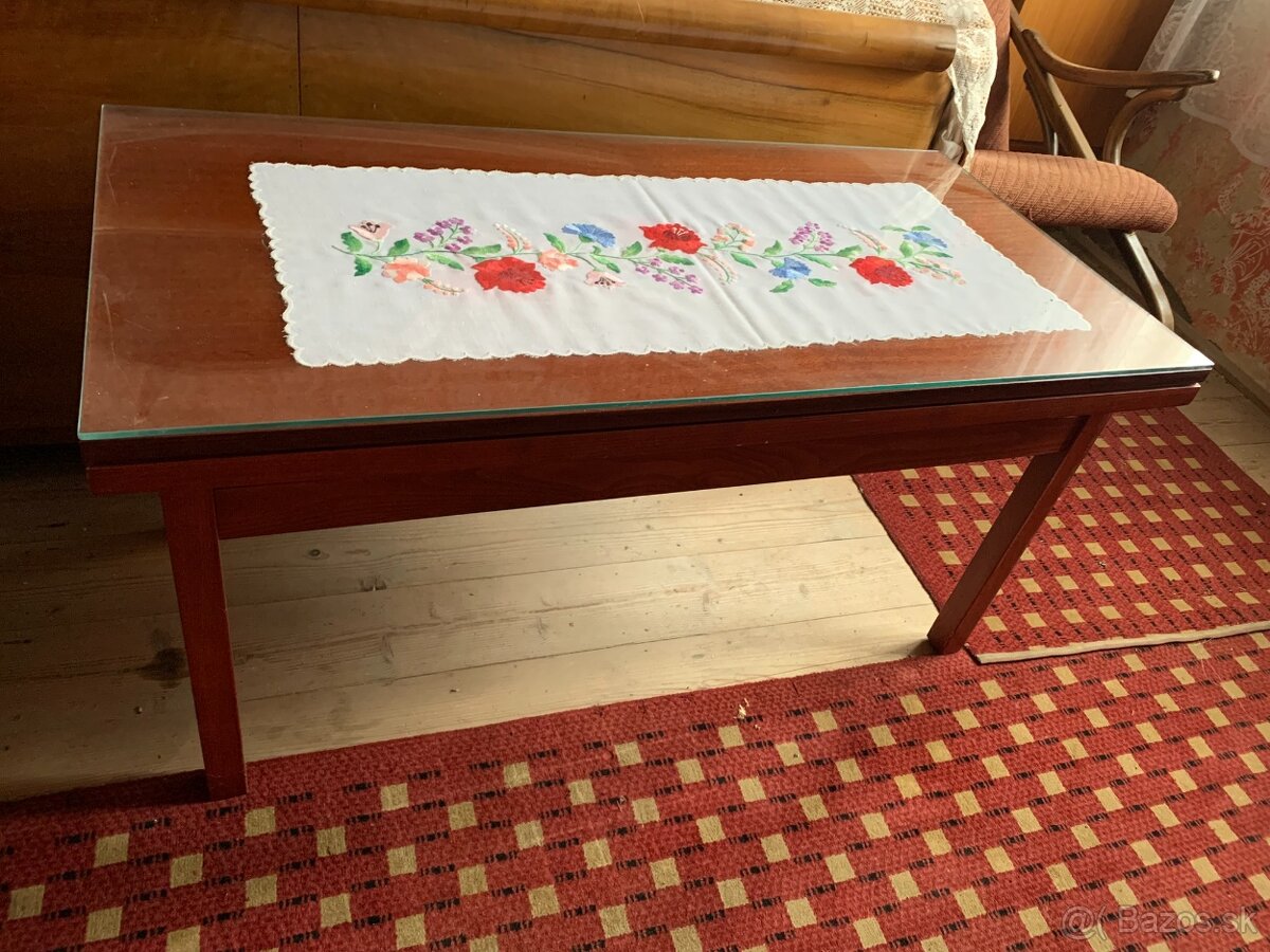 retro konferenčný stolík