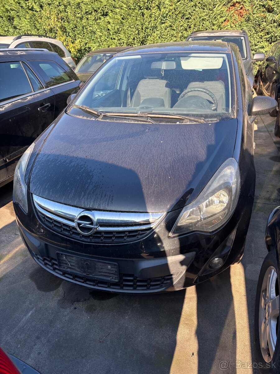 OPEL CORSA D LIFT NARAZNIK SVETLO KAPOTA