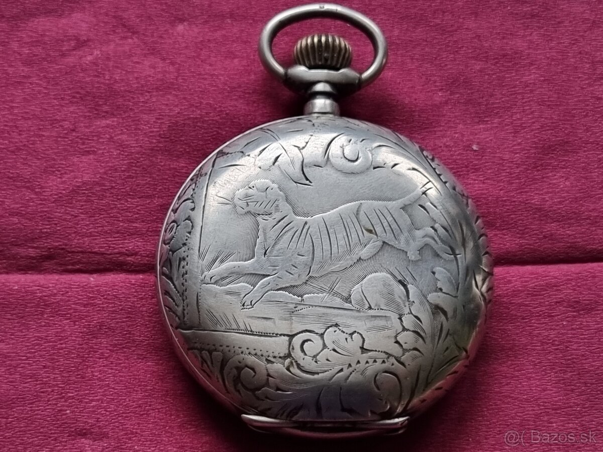 Veľké,strieborné vreckové hodinky.