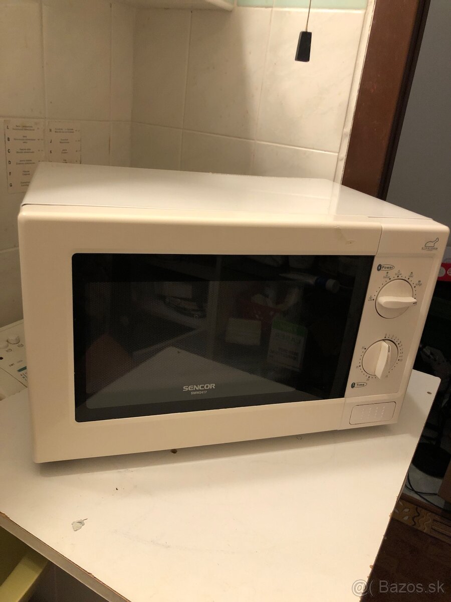 Predám peknú bielu plne funkčnu jednoduchu mikrovlnku za 25e