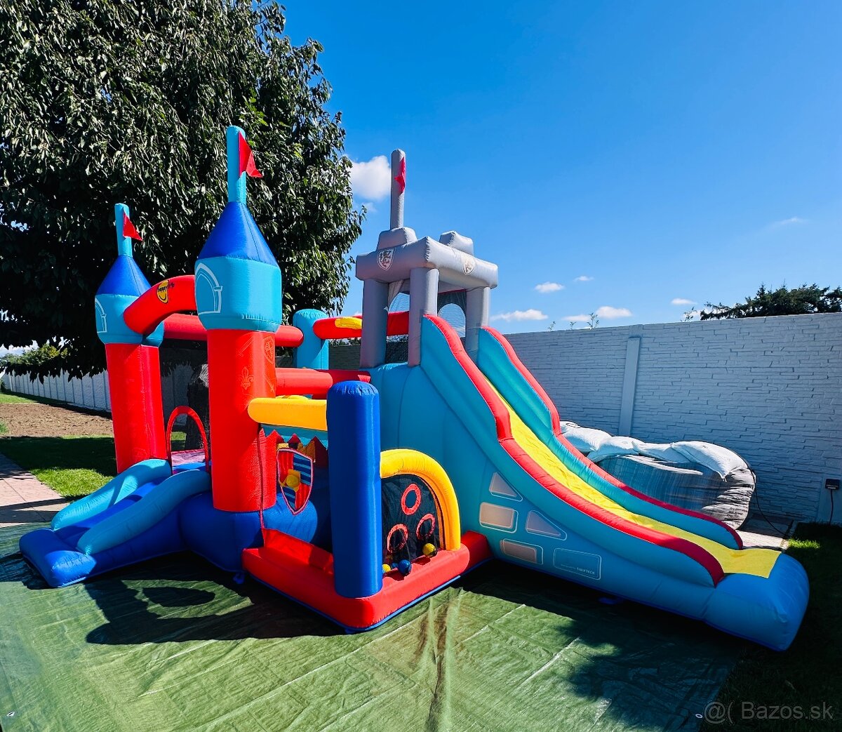 SKÁKACÍ NAFUKOVACÍ HRAD