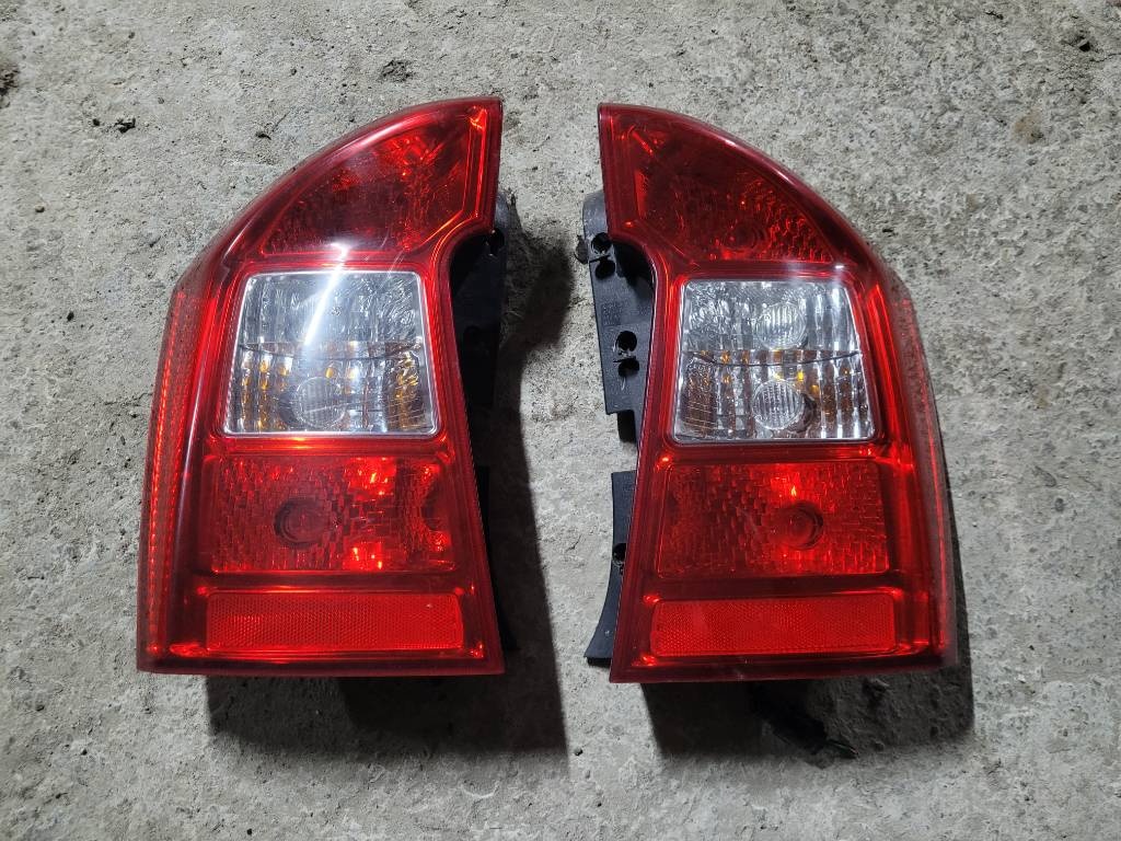 KIA CARENS ZADNE SVETLO