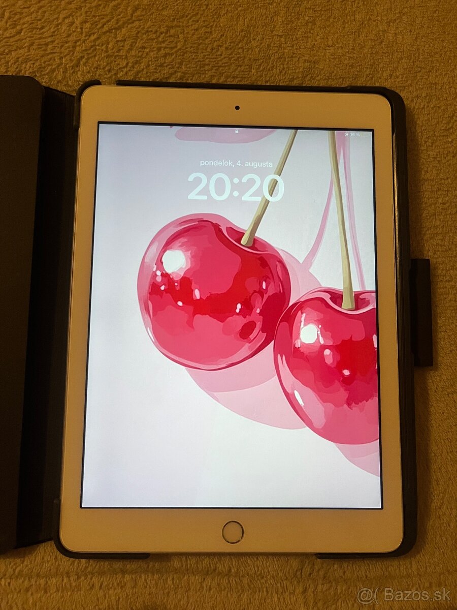 iPad (5. generácia) + obal s klávesnicou a stylusovým perom