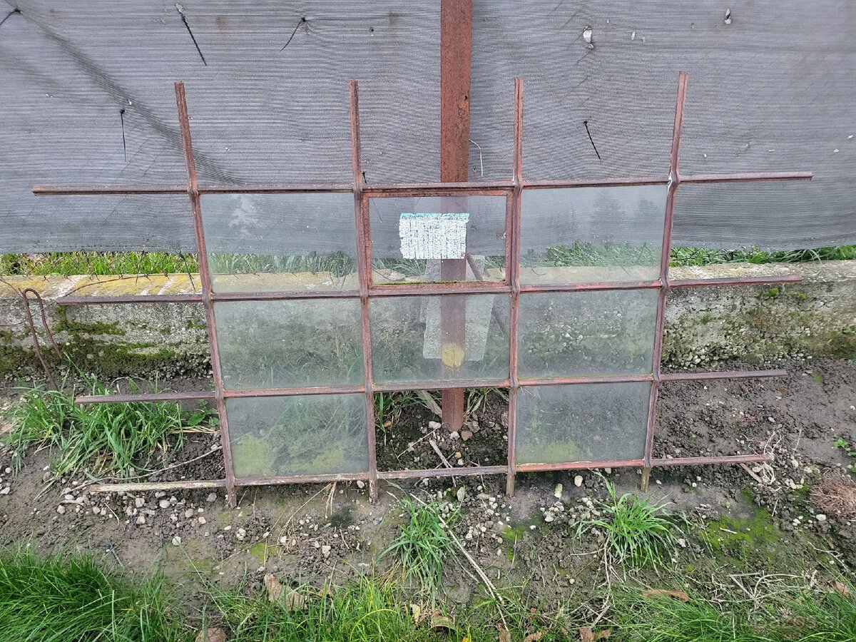 Kovane zelezne pivnicne okno