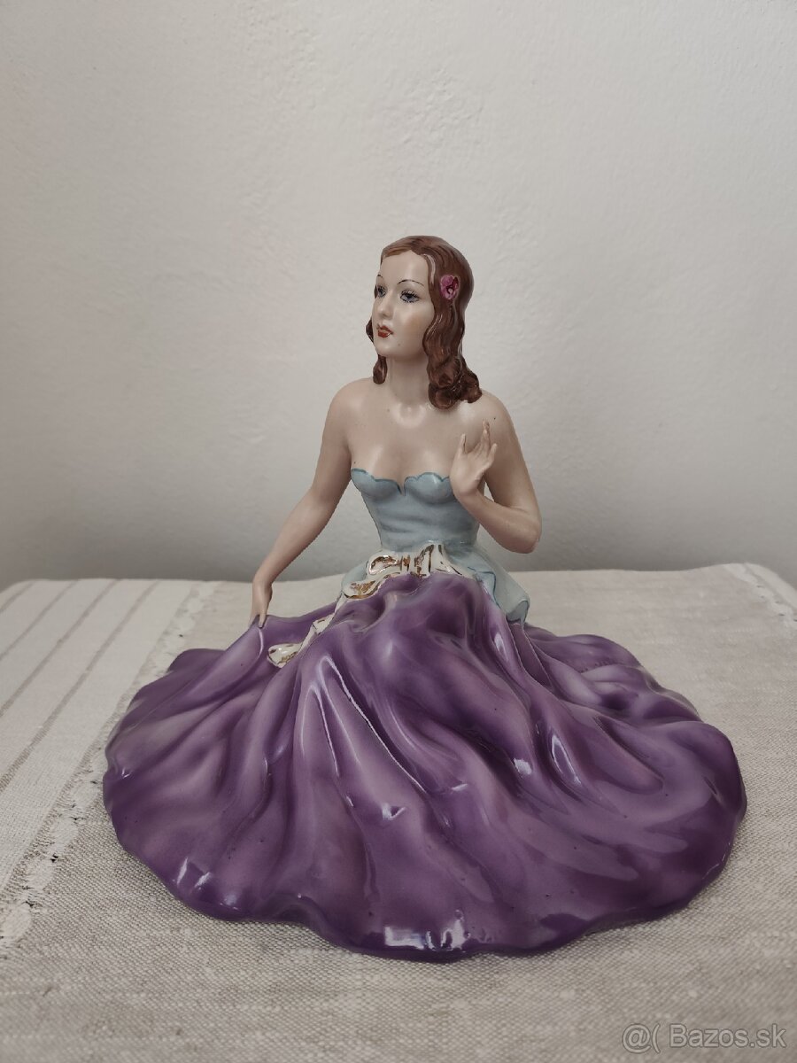 Royal dux žena so sukňou porcelánová soška