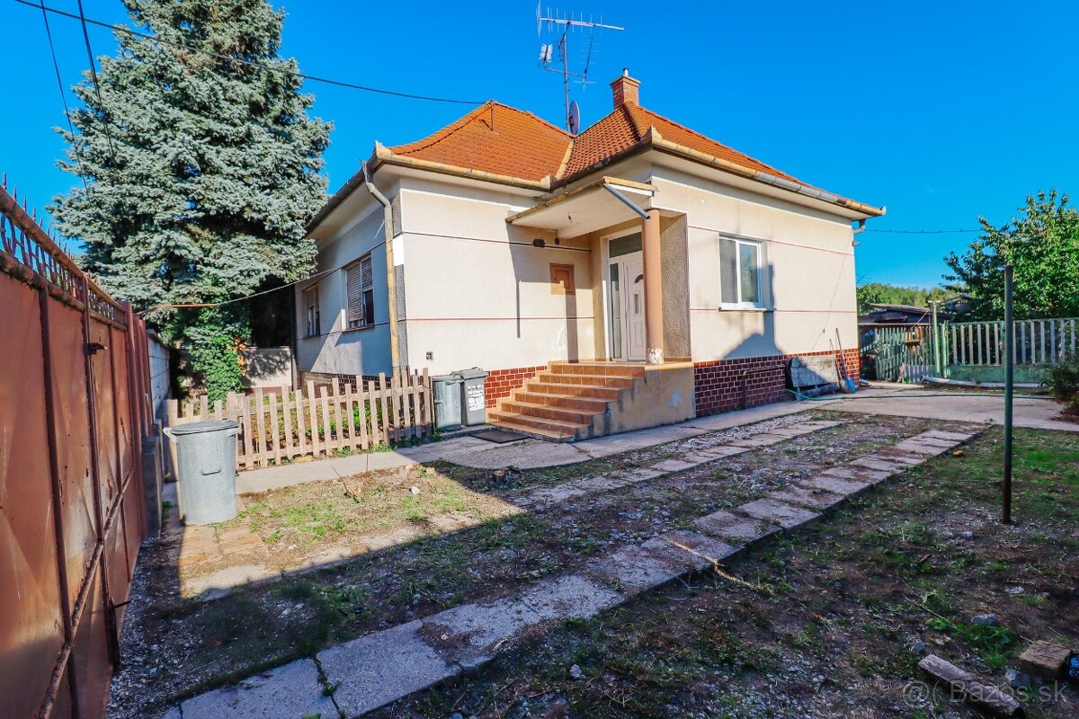 Rodinný dom s veľkým pozemkom v obci Vrakúň