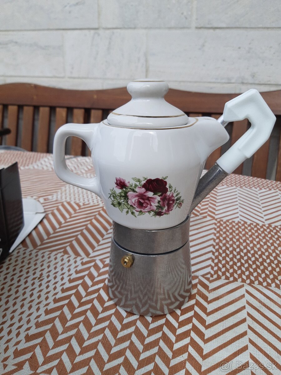 Šikovný malý kávovar pre dve osoby