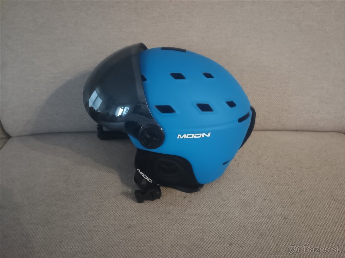 Lyžiarska prilba s okuliarmi