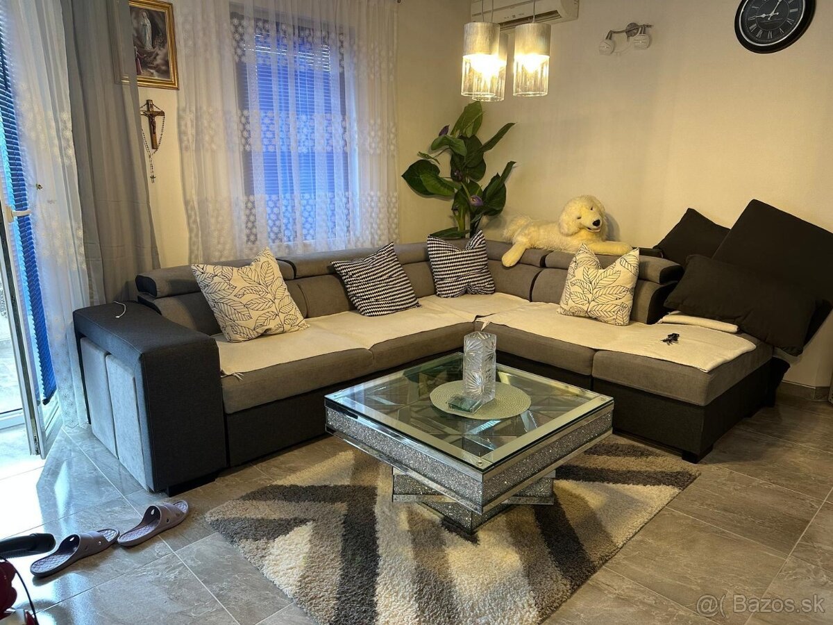 Chorvátsko 3 izbový apartmán 100 m od pláže pri Splite