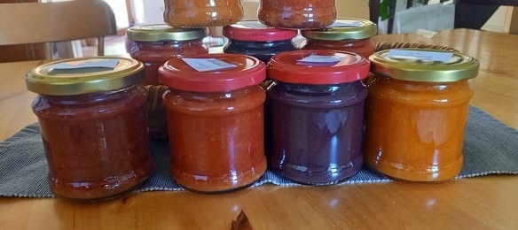 domáce džemy marhuľový, černicový, malinový, slivkový